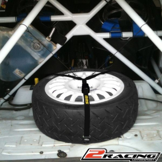 Popruh pro uchycení rezervy kola v autě rally